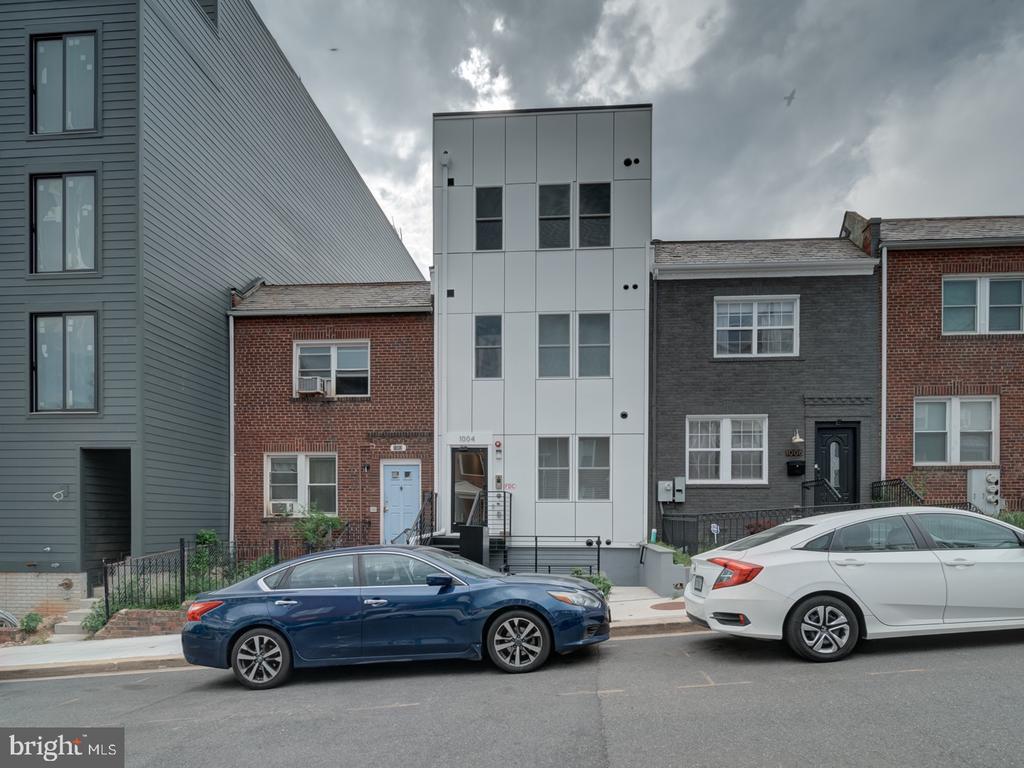 1004 18TH STREET NE 2, WASHINGTON, DC 20002, 1 Bedroom Bedrooms, ,1 BathroomBathrooms,Residential,For Sale,18TH,DCDC2197806
