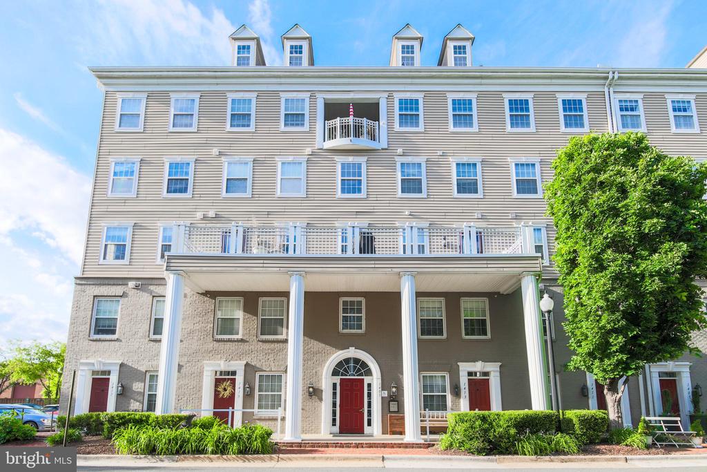 1405 ROUNDHOUSE LANE 301, ALEXANDRIA, VA 22314, 3 Bedrooms Bedrooms, ,2 BathroomsBathrooms,Residential Lease,For Rent,Old Town Village,ROUNDHOUSE,3,VAAX2045052