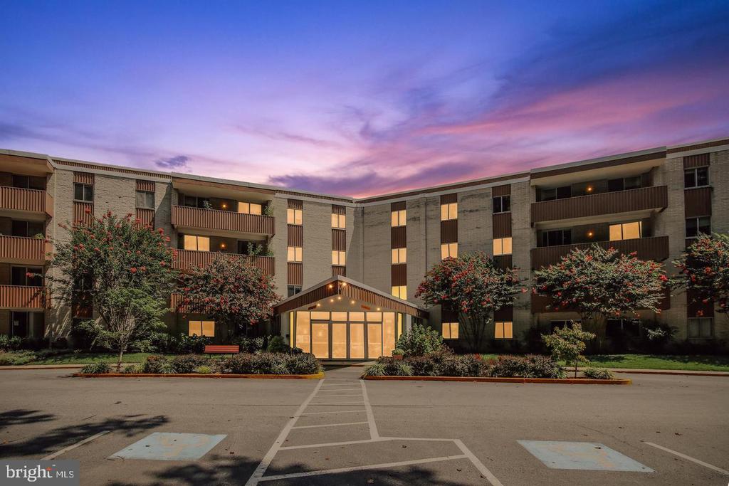 7505 DEMOCRACY BOULEVARD, BETHESDA, MD 20817, 2 Bedrooms Bedrooms, ,2 BathroomsBathrooms,Residential,For Sale,Lakeside Terrace Condominiums,DEMOCRACY,4,MDMC2180410