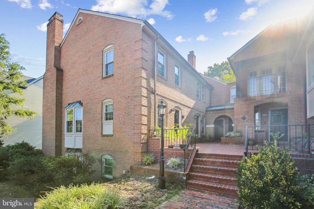 1802 21ST STREET N, ARLINGTON, VA 22209, 2 Bedrooms Bedrooms, ,2 BathroomsBathrooms,Residential,For Sale,Bel Alton Condo Association,21ST,VAAR2055118